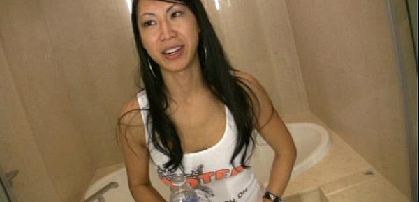  Tia Ling asian pornstar wetting her